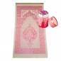 Preview: Gebetsteppich Taftstoff Rosa 65 x 110 cm mit Geschenkbox und 99er Gebetskette – stilvolles Geschenk für Gebet & Ramadan