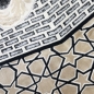 Preview: Gebetsteppich mit Kaaba-Motiv und geometrischem Muster in Schwarz und Beige