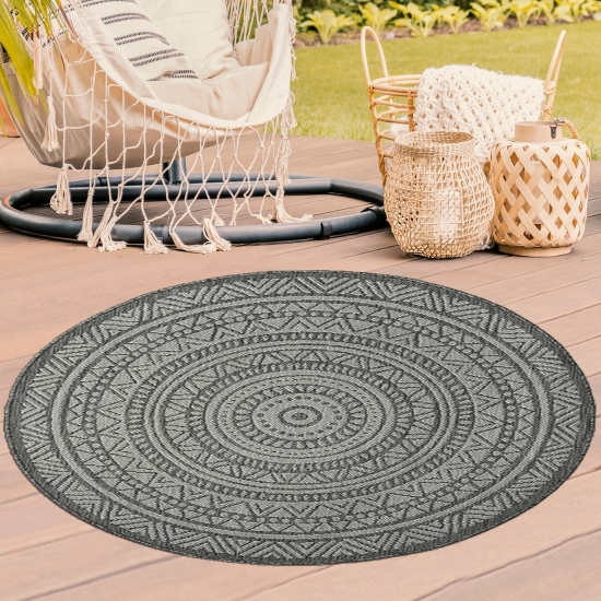 Runder Outdoor-Teppich mit Ethno-Muster in Dunkelgrau für Terrasse und Balkon