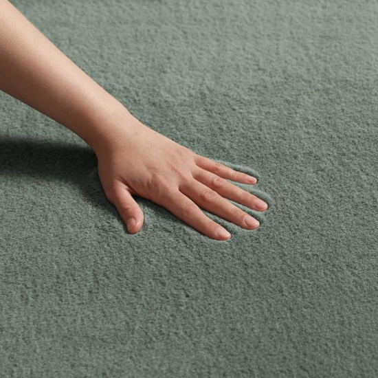 Preview: Teppich in Salbeigrün mit Antirutsch-Rücken und flauschiger Haptik