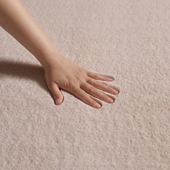 Preview: Teppich in Creme-Rosa mit flauschiger Oberfläche und Antirutsch-Rücken