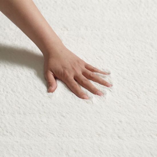 Preview: Teppich in Creme mit flauschiger Oberfläche und Antirutsch-Rücken