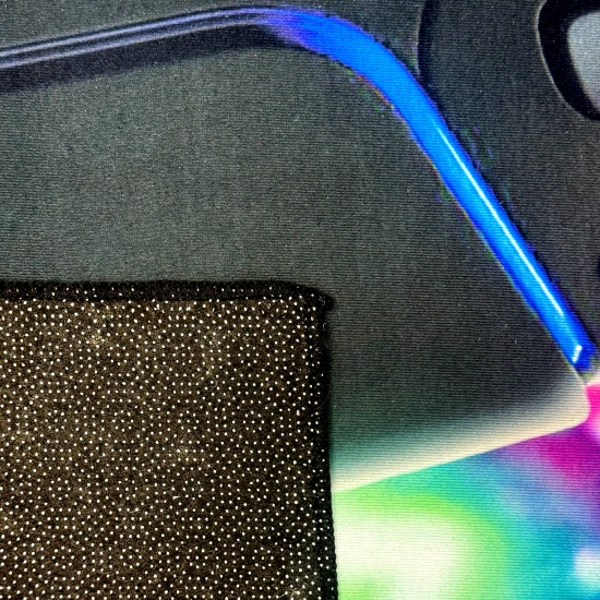 Gaming-Teppich mit lebendigen neon-farbigen Symbolen und Controller