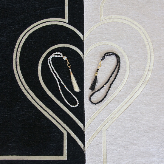 Preview: Paar-Gebetsteppich mit Herzmotiv in Schwarz & Weiß – Geschenkbox & Tesbih enthalten