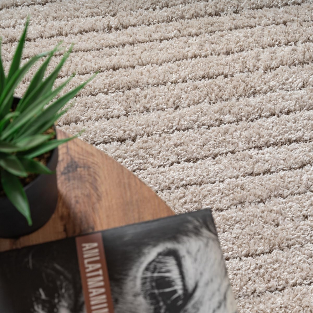 Praktischer Teppich Beige Linienmuster pflegeleicht für Wohnbereiche