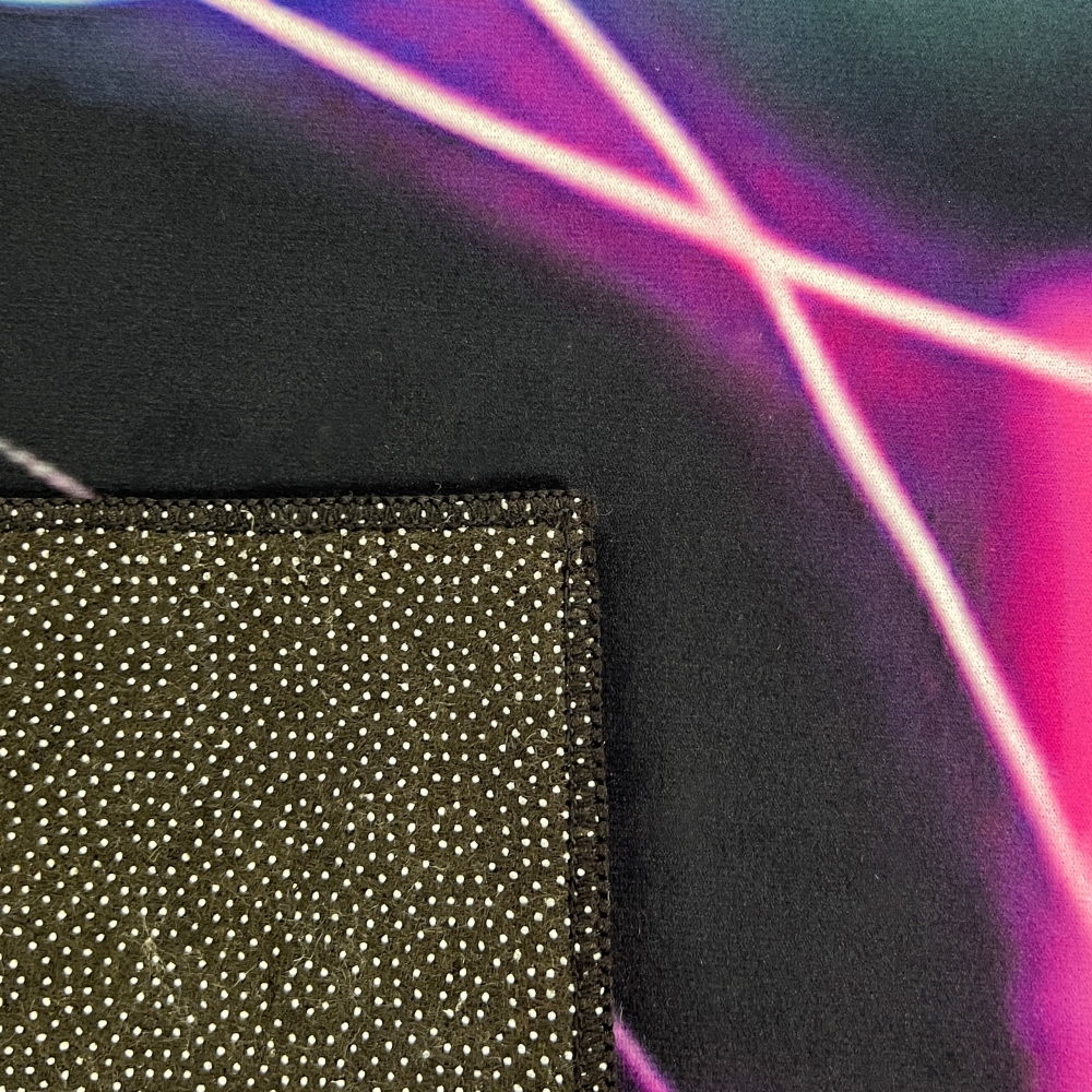 Gaming Teppich mit neonfarbigen Symbolen