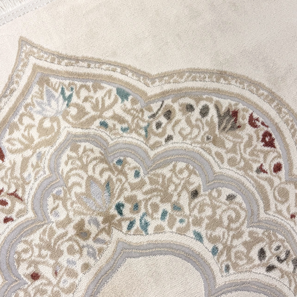 Gebetsteppich mit Mihrab-Motiv und ornamentaler Verzierung in Creme