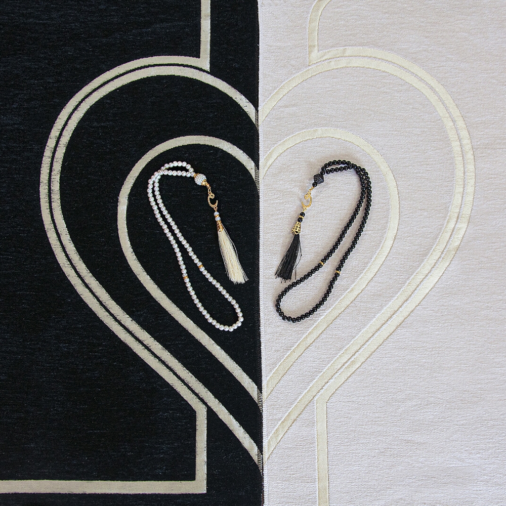 Gebetsteppich-Set für Paare mit Herzmotiv Schwarz Weiß
