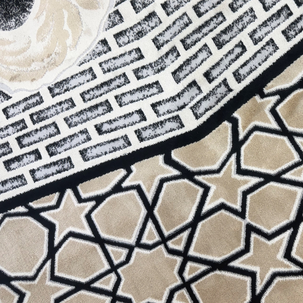 Gebetsteppich mit Kaaba-Motiv und geometrischem Muster in Schwarz und Beige