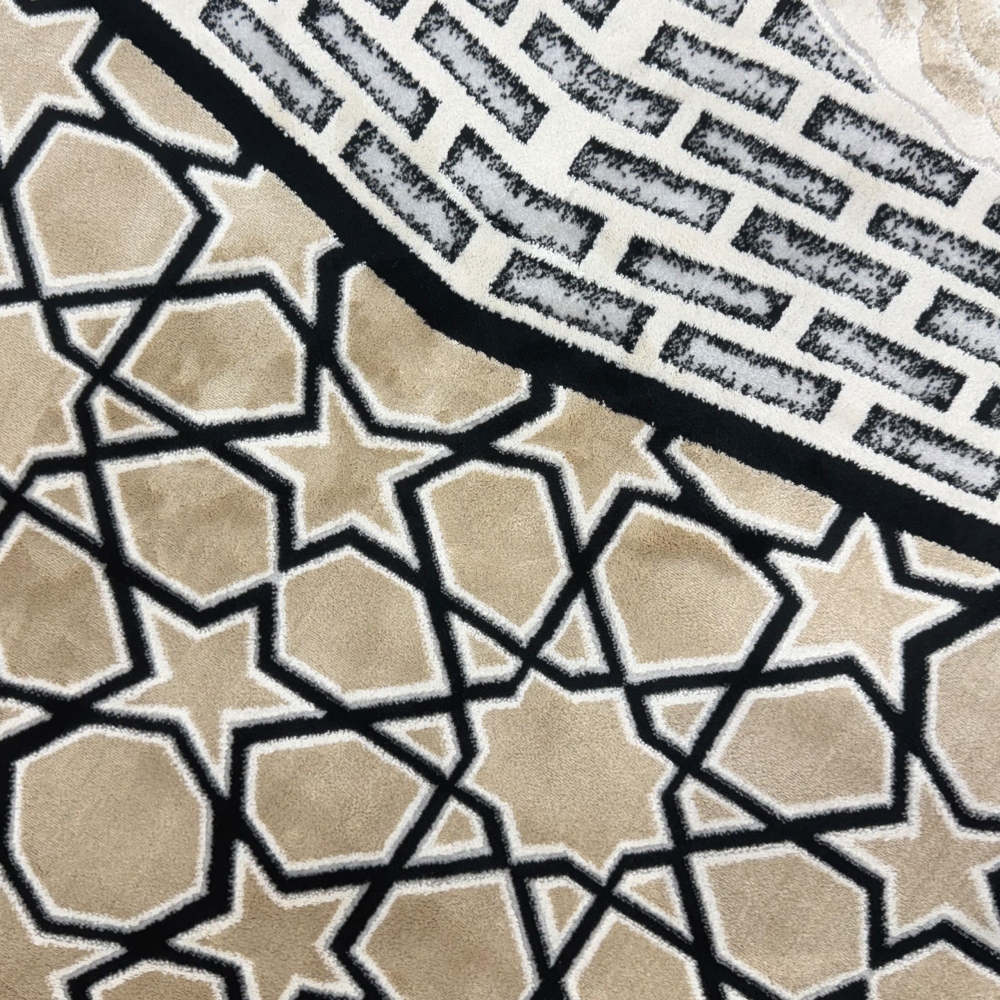 Gebetsteppich mit Kaaba-Motiv und geometrischem Muster in Schwarz und Beige