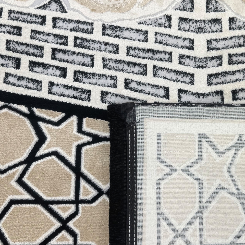 Gebetsteppich mit Kaaba-Motiv und geometrischem Muster in Schwarz und Beige
